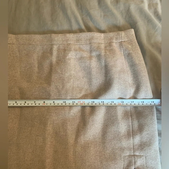 J Crew Women's Shirttail Mini Skirt
Wool Tan  Zip Up Fully Lined. Size 6 - Picture 11 of 11
